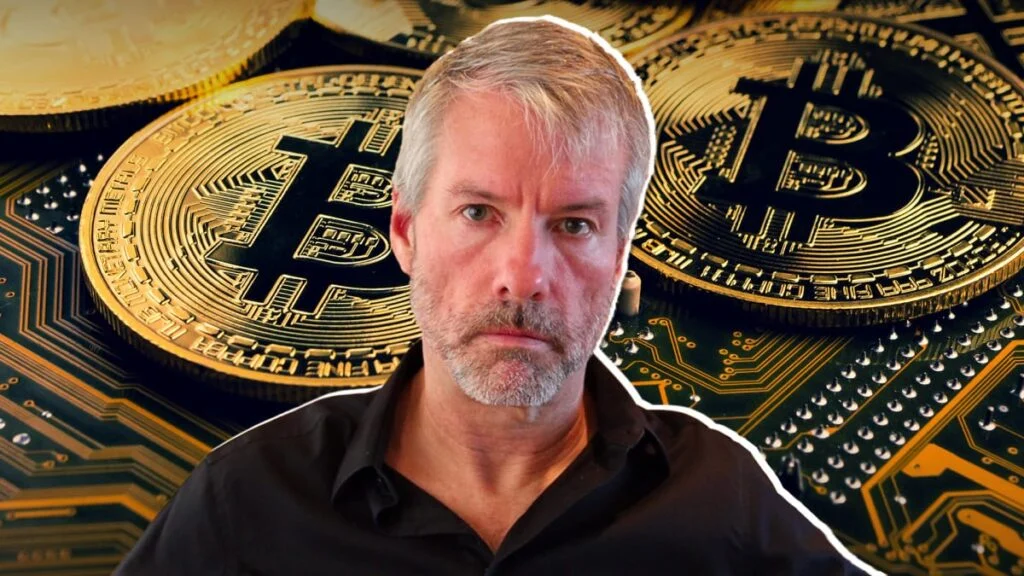 Foto do dono da MicroStrategy com alguns bitcoin ao fundo